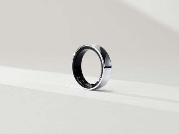 Samsung Galaxy Ring и его док-станция для зарядки на пресс-фото